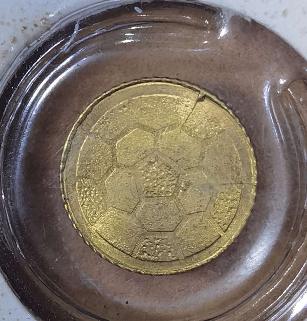 北京马甸外国钱币专卖微拍第六十六期，外国金银币专场，陆续上新欢迎关注  意大利足球小金章，直径：10mm，重量不详，成色不详，品相如图 