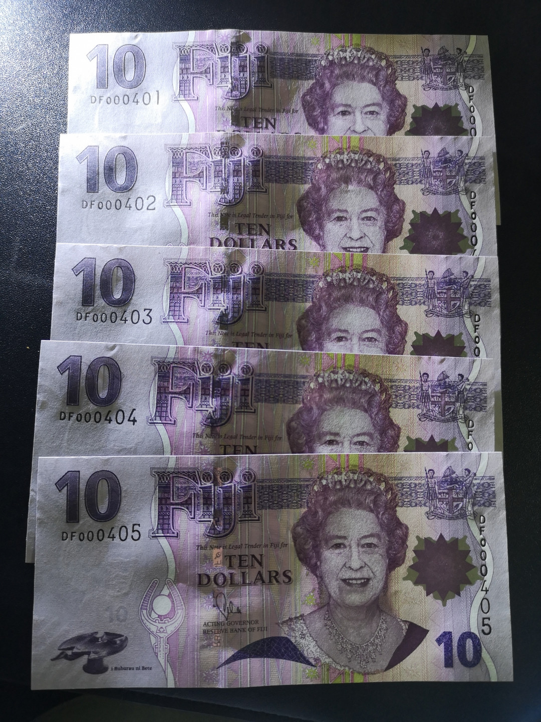 👍2022新年第一拍《外钞收藏家》第一百五十九期拍卖（本期59件） 斐济女王10刀 百位号5连号 全新UNC