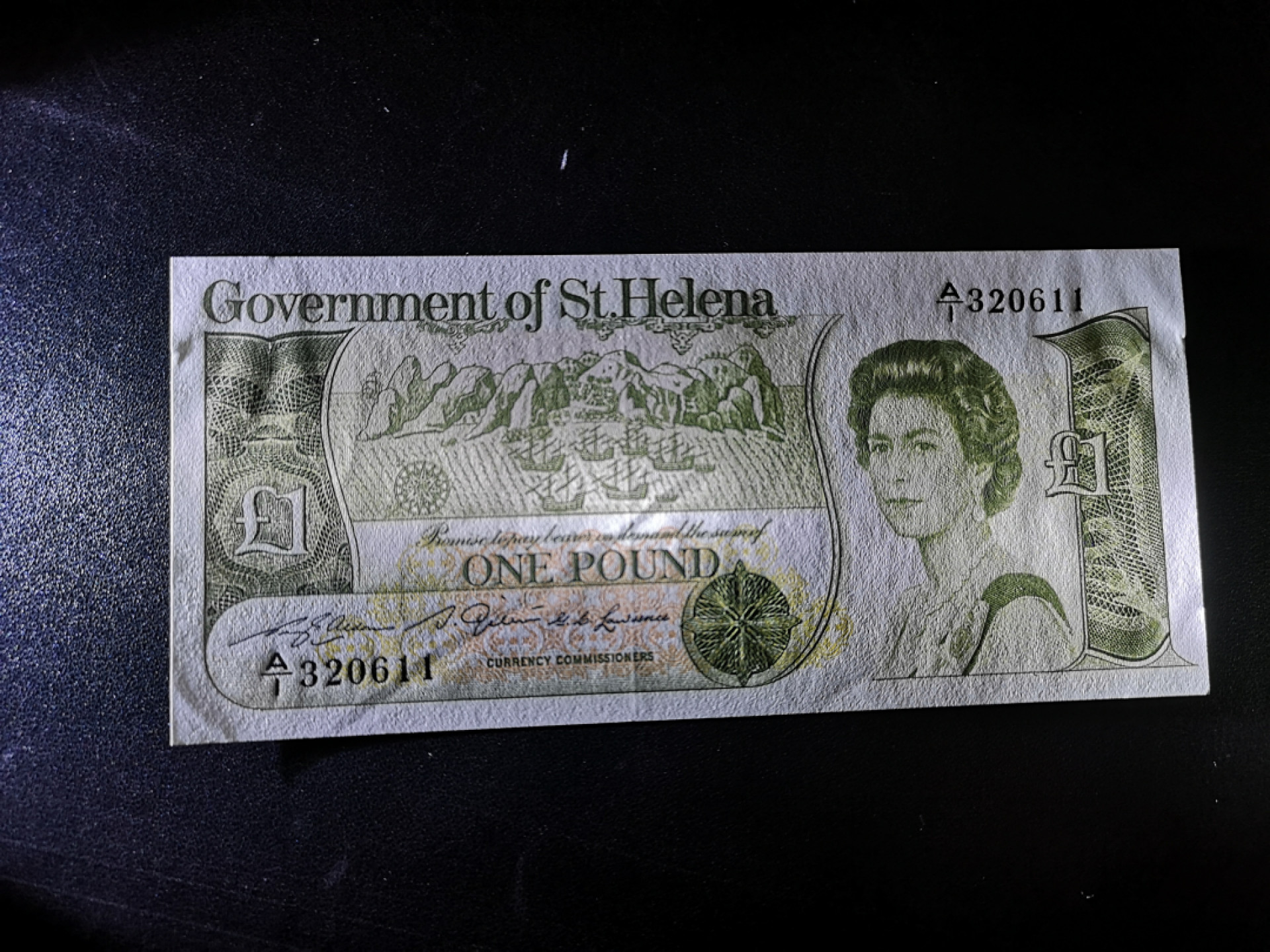 👍2022新年第一拍《外钞收藏家》第一百五十九期拍卖（本期59件） 圣赫勒拿岛1镑 全新 册子里拿出来的 边角有瑕疵 如果图片看不清请提前联系我