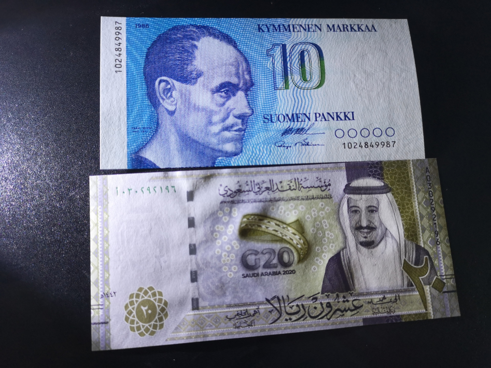 👍2022新年第一拍《外钞收藏家》第一百五十九期拍卖（本期59件） 1986年芬兰10马克和沙特阿拉伯20纪念钞 两张一起 全新UNC