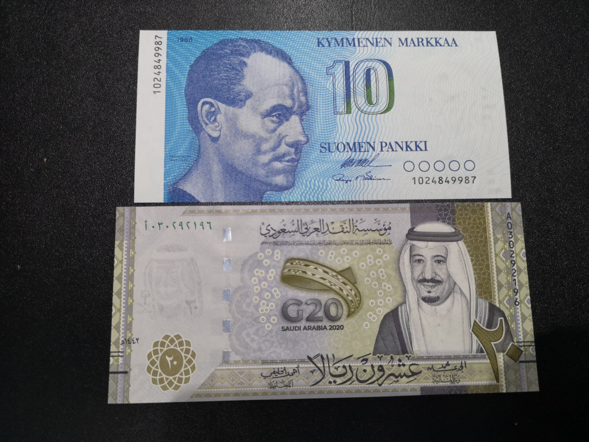 👍2022新年第一拍《外钞收藏家》第一百五十九期拍卖（本期59件） 1986年芬兰10马克和沙特阿拉伯20纪念钞 两张一起 全新UNC