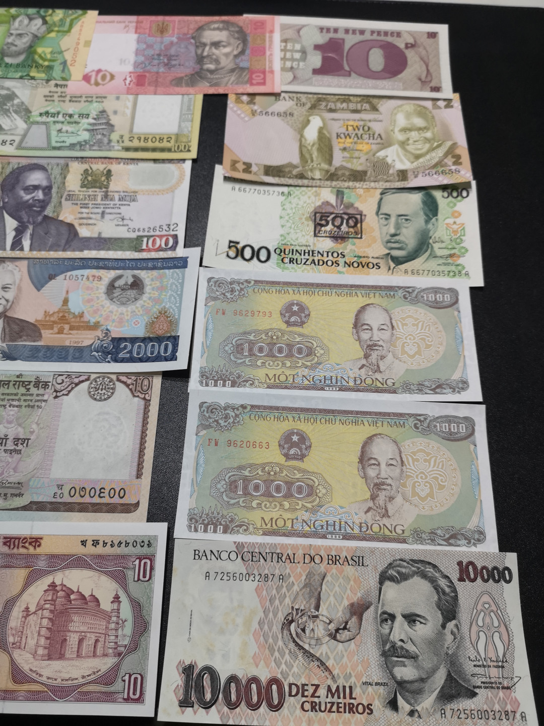 👍2022新年第一拍《外钞收藏家》第一百五十九期拍卖（本期59件） 19张各国纸币一起 基本全新 没发现明显问题 不挑品相