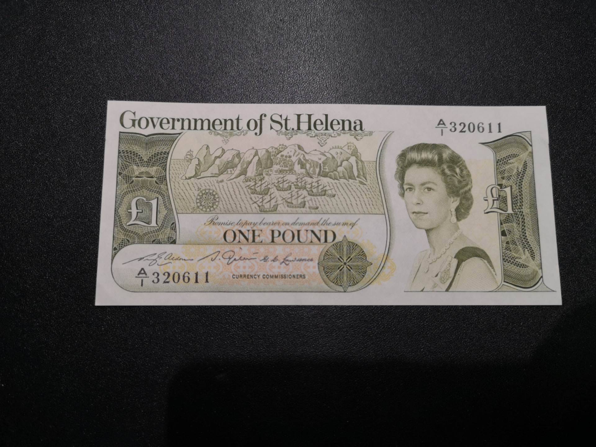 👍2022新年第一拍《外钞收藏家》第一百五十九期拍卖（本期59件） 圣赫勒拿岛1镑 全新 册子里拿出来的 边角有瑕疵 如果图片看不清请提前联系我