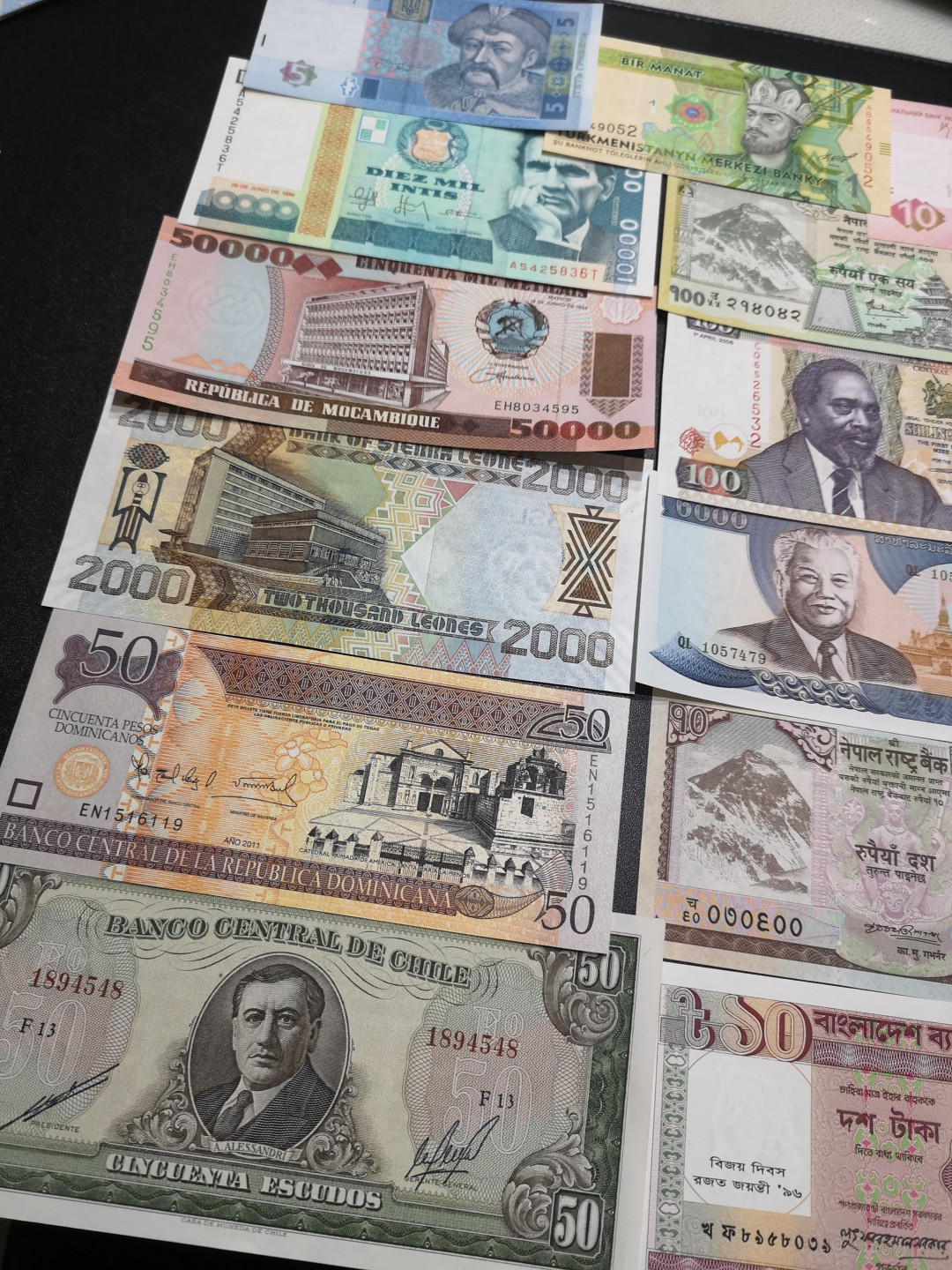 👍2022新年第一拍《外钞收藏家》第一百五十九期拍卖（本期59件） 19张各国纸币一起 基本全新 没发现明显问题 不挑品相