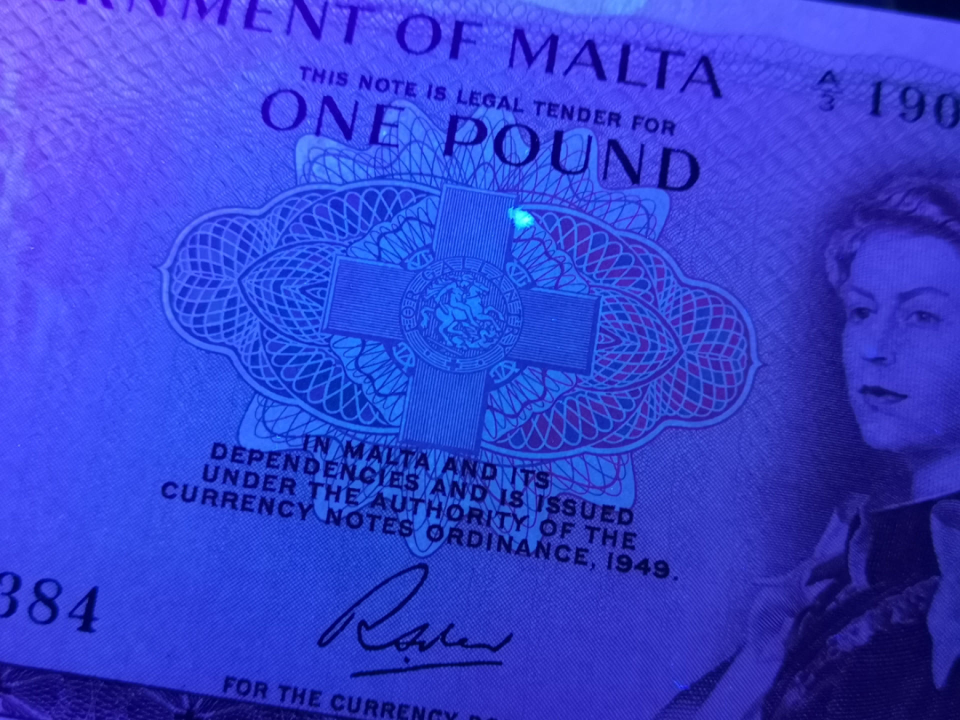 👍2022新年第一拍《外钞收藏家》第一百五十九期拍卖（本期59件） 1949年马耳他1镑 有暗折 AU品相 有星星点潮 不严格检查整体近乎全新