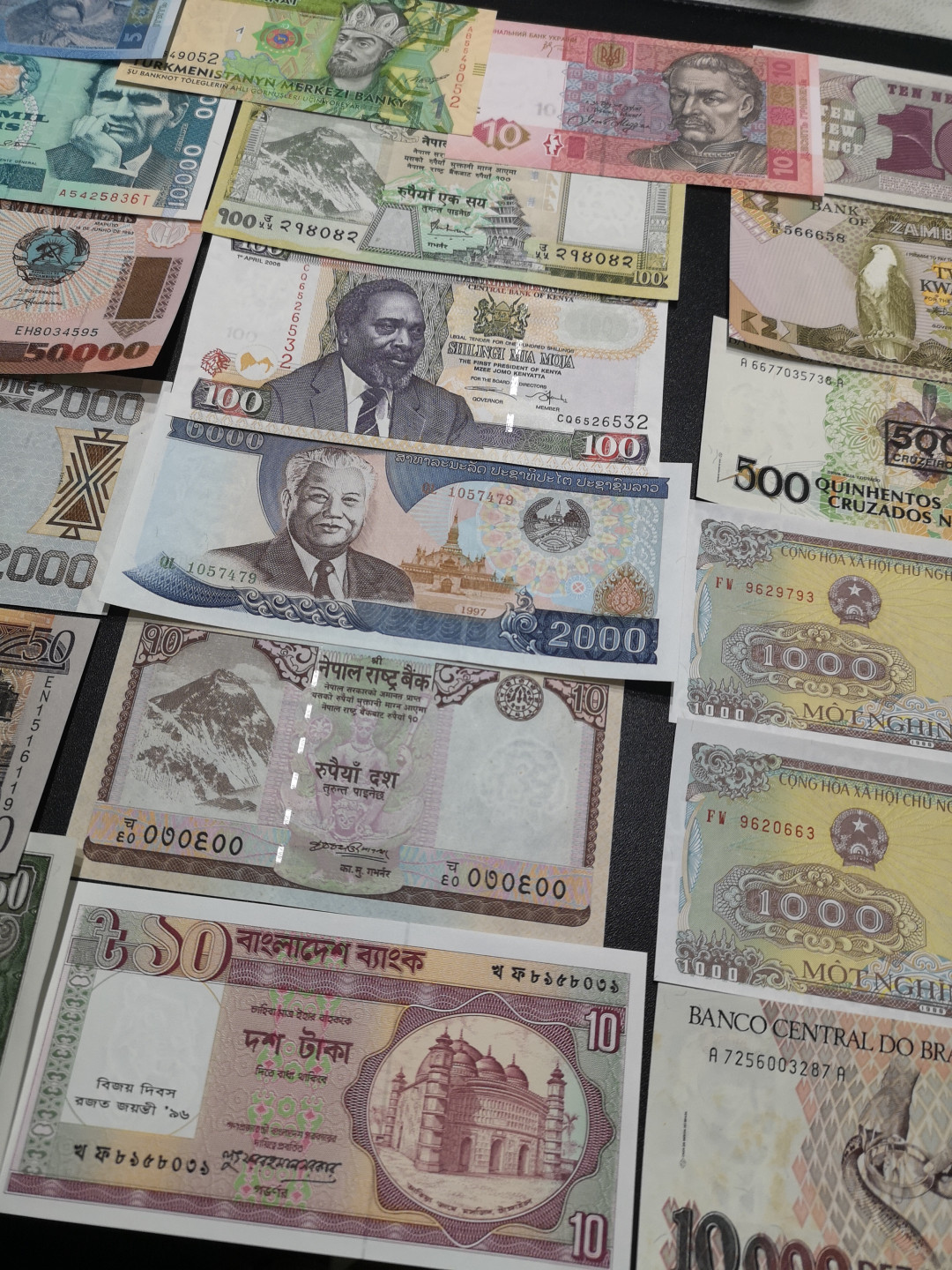 👍2022新年第一拍《外钞收藏家》第一百五十九期拍卖（本期59件） 19张各国纸币一起 基本全新 没发现明显问题 不挑品相