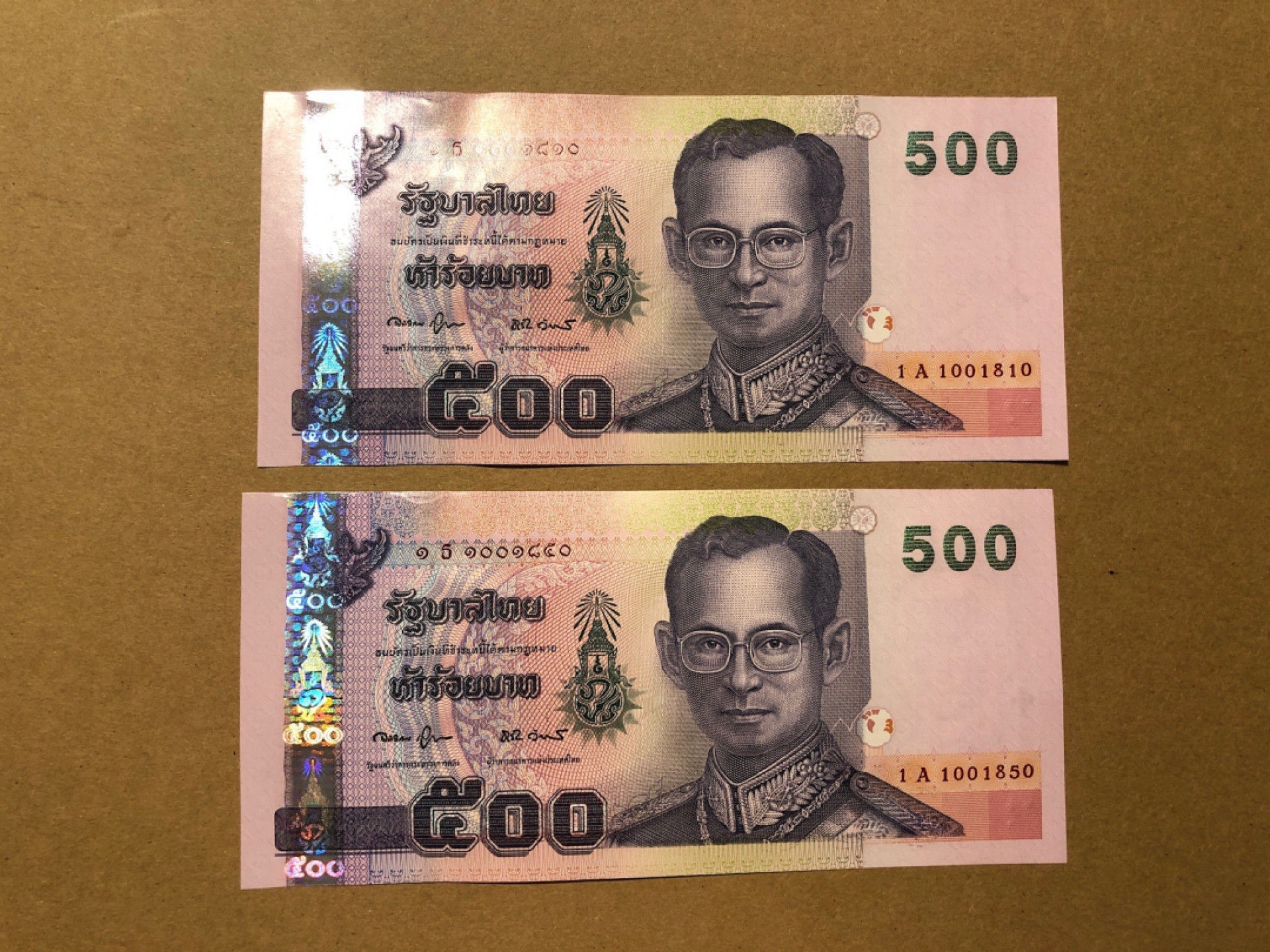 《张总收藏》46期——新评靓钞(拍品持续增加中) 泰国500泰铢2张 UNC 2001年版 无47