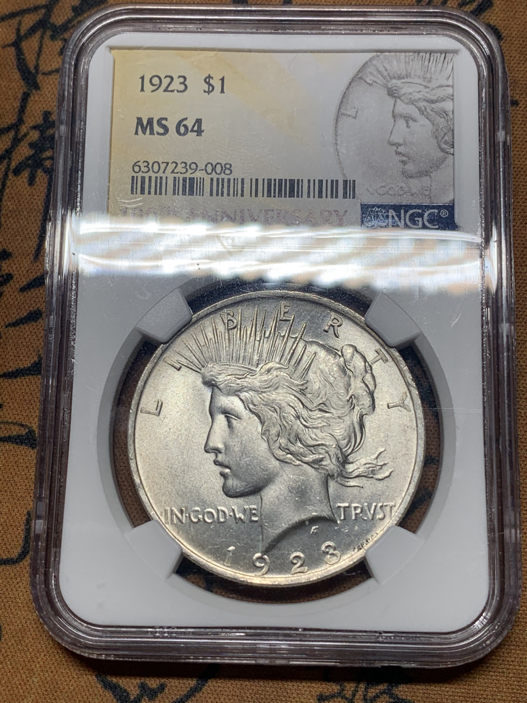 《竞宝斋》钱币微拍-第26场 元旦特刊（全场顺丰包邮） NGC-MS64 美国 1923年 1美元和平银币 极品原光卷拆状态，底板丝滑，属同分中佼佼者。美国本土和平银币发行100周年纪念标签盒子，国内基本见不到，很有收藏价值