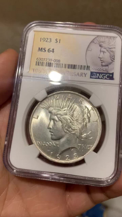 《竞宝斋》钱币微拍-第26场 元旦特刊（全场顺丰包邮） NGC-MS64 美国 1923年 1美元和平银币 极品原光卷拆状态，底板丝滑，属同分中佼佼者。美国本土和平银币发行100周年纪念标签盒子，国内基本见不到，很有收藏价值