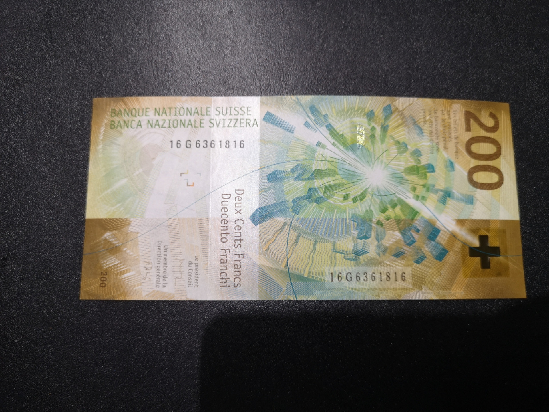 🌟2022新年第二拍《外钞收藏家》第一百六十期拍卖（本期81件） 2016年瑞士手版200法郎 无47 全新 有一道非贯穿压痕如图