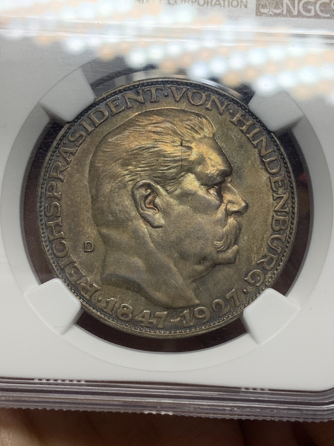 《竞宝斋》钱币微拍-第26场 元旦特刊（全场顺丰包邮） NGC MS64 1927年德国卡尔歌茨兴登堡80大寿银章 双面炫金彩浓郁包浆 实物状态极佳 背面元素丰富设计的非常好看