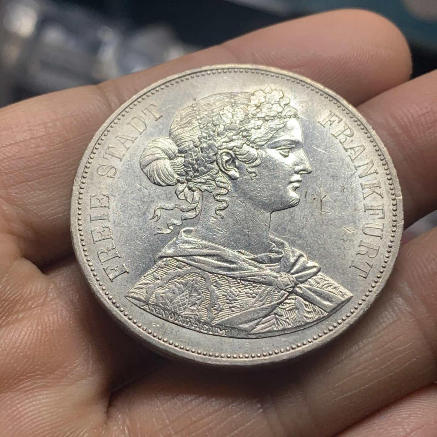 《竞宝斋》钱币微拍-第26场 元旦特刊（全场顺丰包邮） UNC德国1861年法兰克福2泰勒，原光完整，高点俱在，整体状态不错的一颗，品相在61分左右，背面12点方向是个很小的磕，不影响出分。