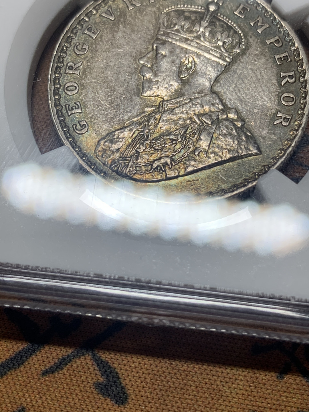 《竞宝斋》钱币微拍-第26场 元旦特刊（全场顺丰包邮） NGC-AU 英属印度 乔治五世 1911年B版1卢比银币 猪卢比银币 正面币周带有五彩包浆 