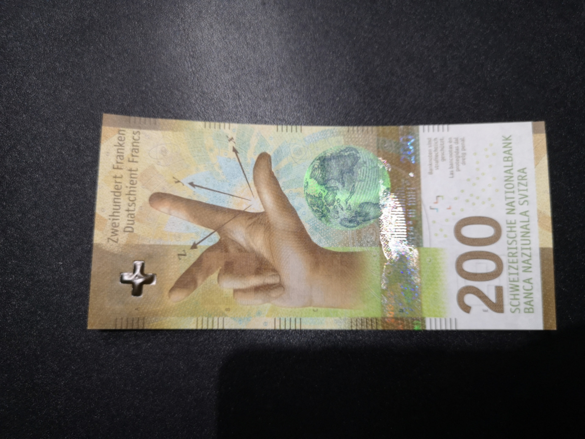 🌟2022新年第二拍《外钞收藏家》第一百六十期拍卖（本期81件） 2016年瑞士手版200法郎 无47 全新 有一道非贯穿压痕如图