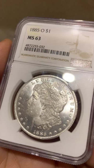 《竞宝斋》钱币微拍-第26场 元旦特刊（全场顺丰包邮） NGC-MS63 美国 1885年 O版 1美元 摩根银币 卷拆原光品相，底板亮晶晶。底板达到镜面的程度了，可以试试砸盒重新送评，可能给PL
