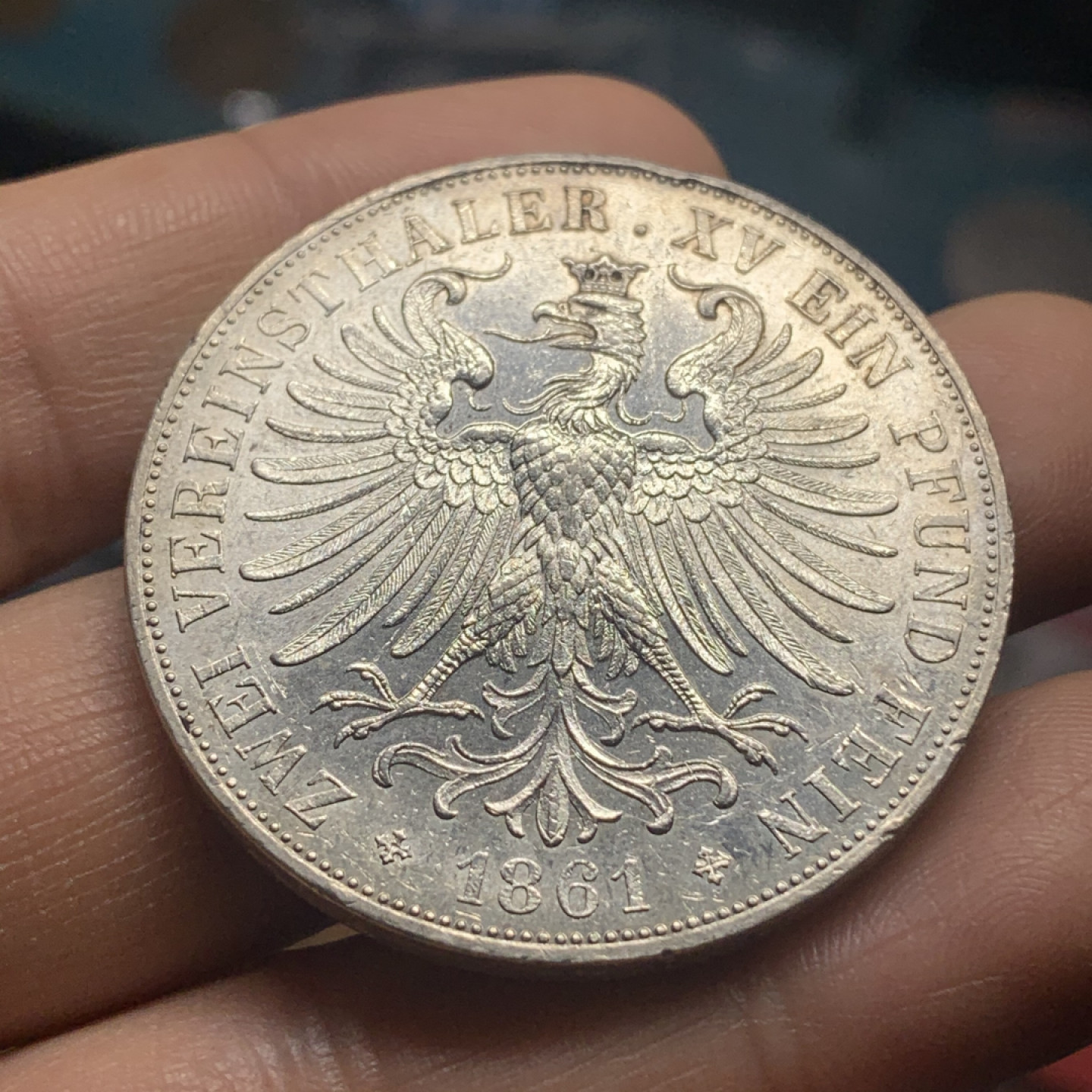 《竞宝斋》钱币微拍-第26场 元旦特刊（全场顺丰包邮） UNC德国1861年法兰克福2泰勒，原光完整，高点俱在，整体状态不错的一颗，品相在61分左右，背面12点方向是个很小的磕，不影响出分。