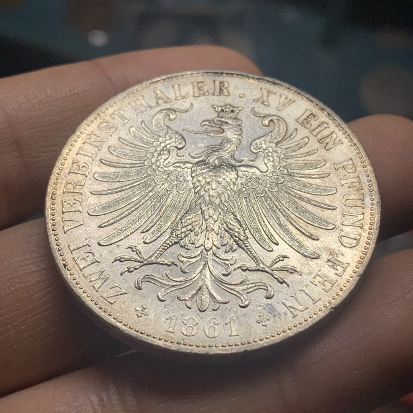 《竞宝斋》钱币微拍-第26场 元旦特刊（全场顺丰包邮） UNC德国1861年法兰克福2泰勒，原光完整，高点俱在，整体状态不错的一颗，品相在61分左右，背面12点方向是个很小的磕，不影响出分。