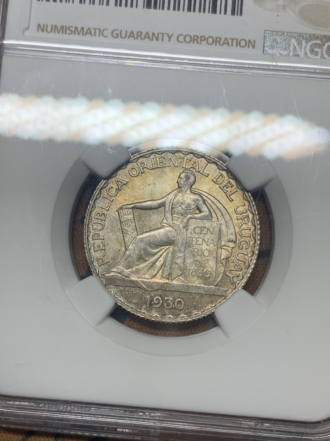 《竞宝斋》钱币微拍-第26场 元旦特刊（全场顺丰包邮） NGC-MS63 乌拉圭 1930年 建国百年纪念 坐人 20分 银币 原光带金彩 少见