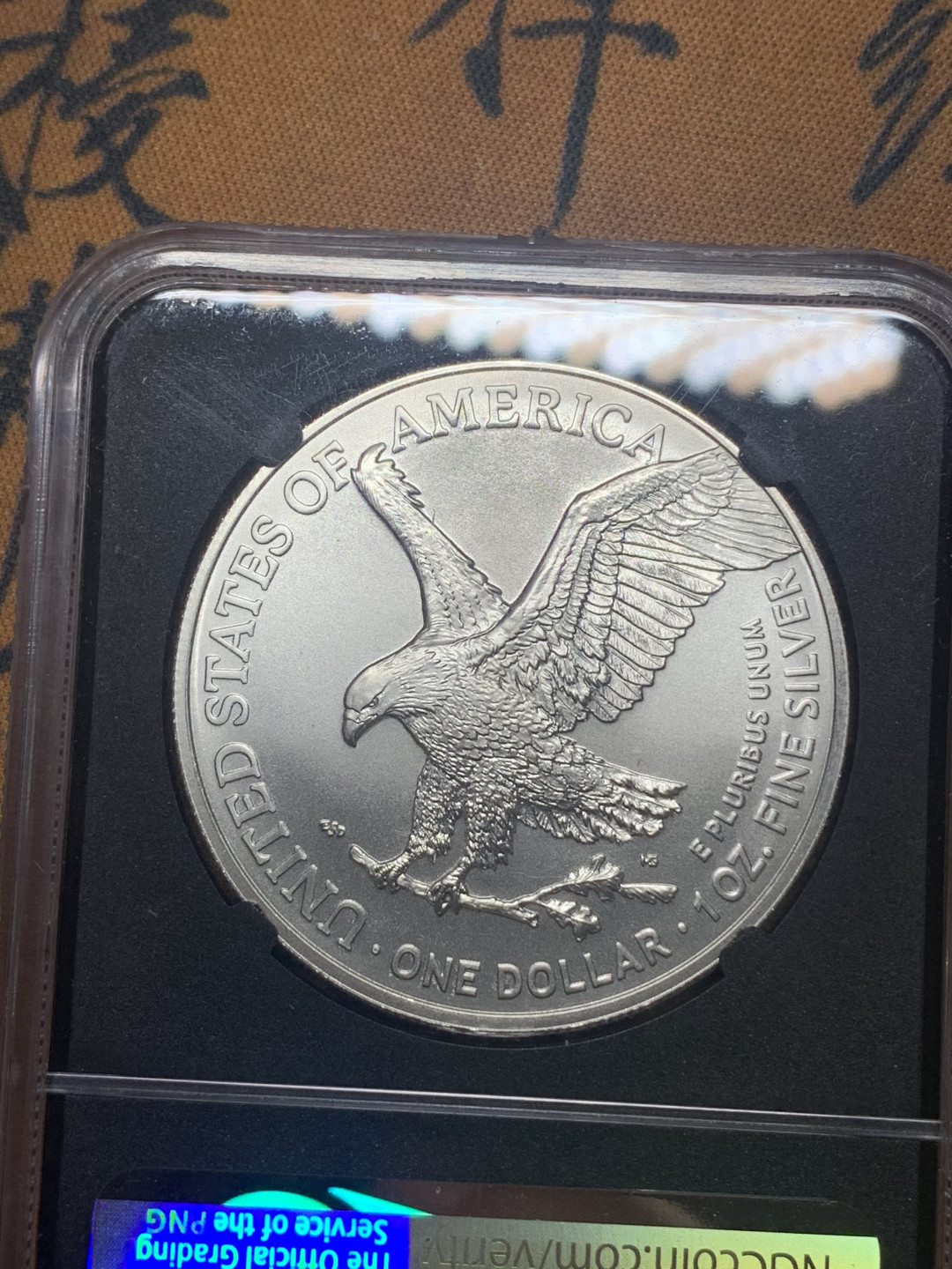 《竞宝斋》钱币微拍-第26场 元旦特刊（全场顺丰包邮） NGC-MS69 美国 2021年 1盎司投资银币T2版 新版背面图案的投资银币，全品卷拆好状态，美国本土黑色内衬，国内少见，很有收藏价值