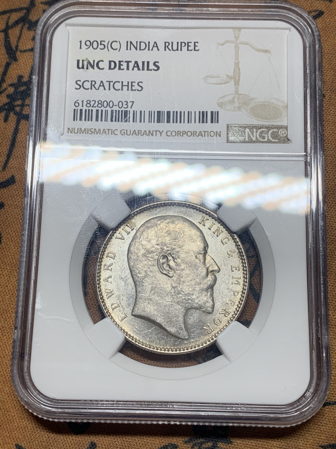 《竞宝斋》钱币微拍-第26场 元旦特刊（全场顺丰包邮） NGC-UNC 英属印度 爱德华七世 1905年C版 1卢比银币 老国王胡须及头发清晰可见 UNC品相 爱德华肖像细节很好