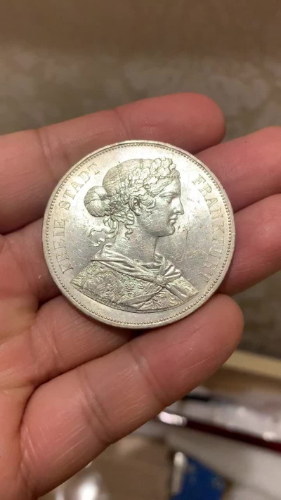 《竞宝斋》钱币微拍-第26场 元旦特刊（全场顺丰包邮） UNC德国1861年法兰克福2泰勒，原光完整，高点俱在，整体状态不错的一颗，品相在61分左右，背面12点方向是个很小的磕，不影响出分。