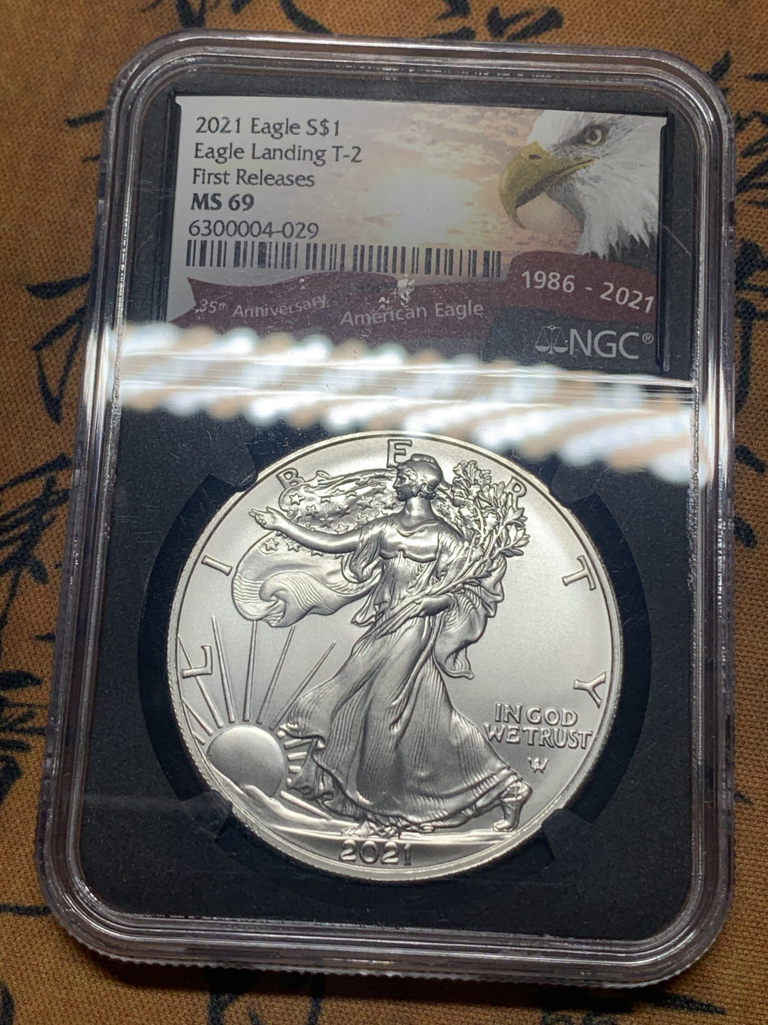 《竞宝斋》钱币微拍-第26场 元旦特刊（全场顺丰包邮） NGC-MS69 美国 2021年 1盎司投资银币T2版 新版背面图案的投资银币，全品卷拆好状态，美国本土黑色内衬，国内少见，很有收藏价值