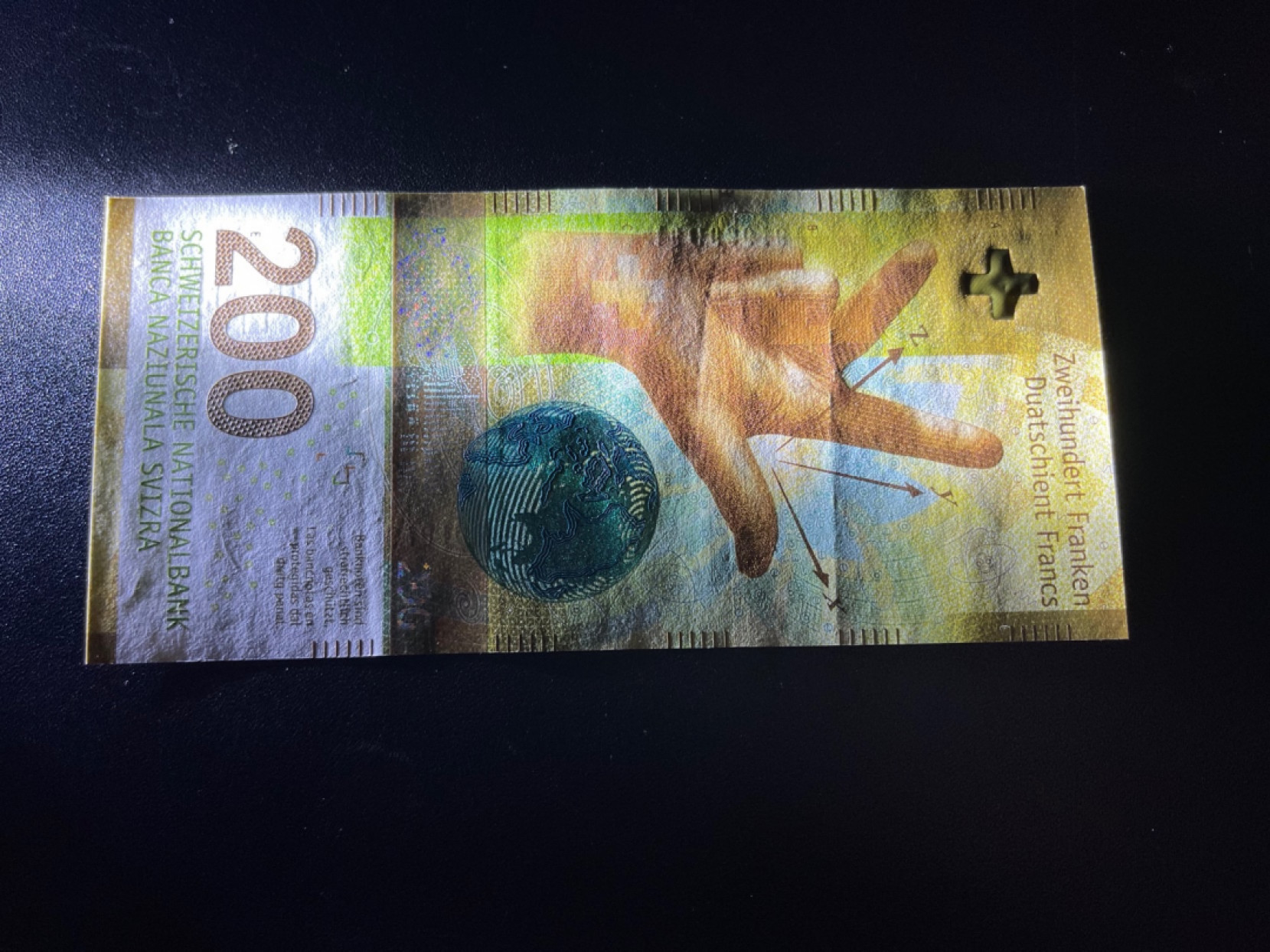 🌟2022新年第二拍《外钞收藏家》第一百六十期拍卖（本期81件） 2016年瑞士手版200法郎 无47 全新 有一道非贯穿压痕如图