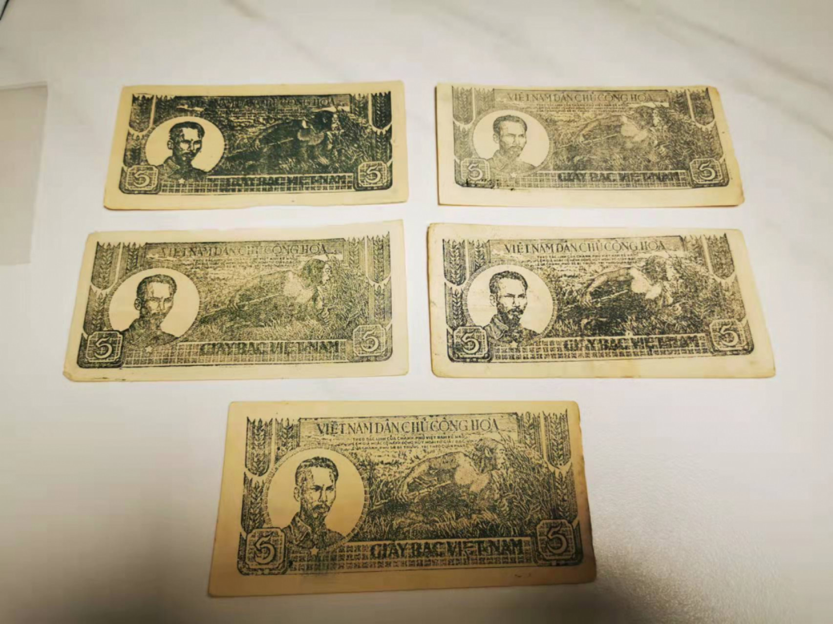【鲸贝乐淘★叁拍包邮】千字文·第“毛施淑姿，工颦妍笑”号拍卖 【越南🇻🇳★解放区草纸币】1947年5盾5张，流通超好品，Aunc有中折