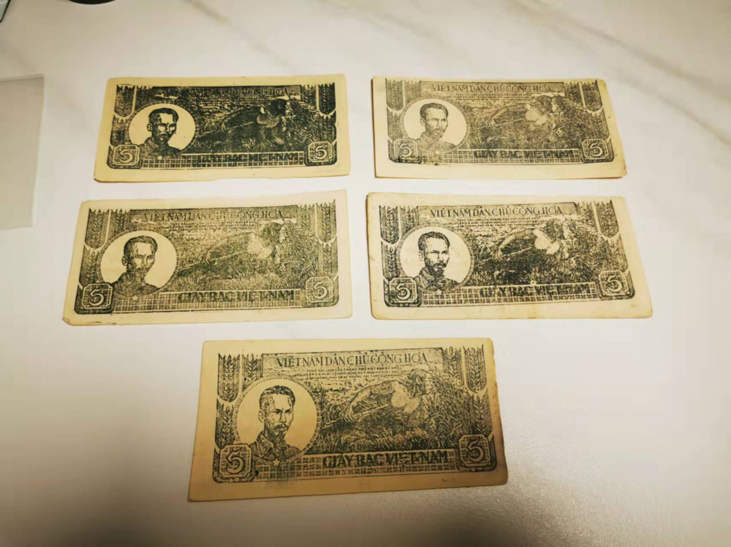 【鲸贝乐淘★叁拍包邮】千字文·第“毛施淑姿，工颦妍笑”号拍卖 【越南🇻🇳★解放区草纸币】1947年5盾5张，流通超好品，Aunc有中折