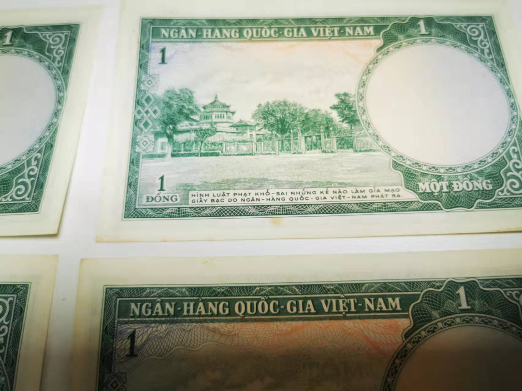 【鲸贝乐淘★叁拍包邮】千字文·第“毛施淑姿，工颦妍笑”号拍卖 【越南🇻🇳】1956年南越1盾，5张极近Unc，略有小黄斑无折，全新全品未流通