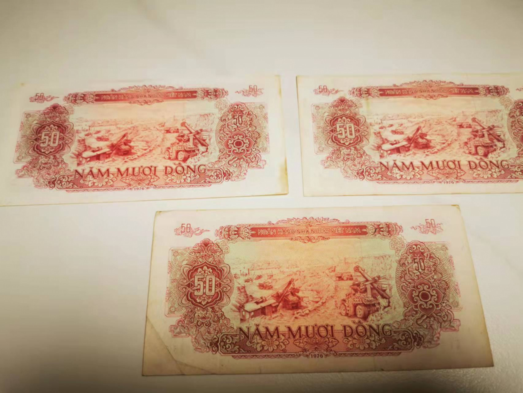 【鲸贝乐淘★叁拍包邮】千字文·第“毛施淑姿，工颦妍笑”号拍卖 【越南🇻🇳】1976年50盾3张，三种号码字体，流通好品如图