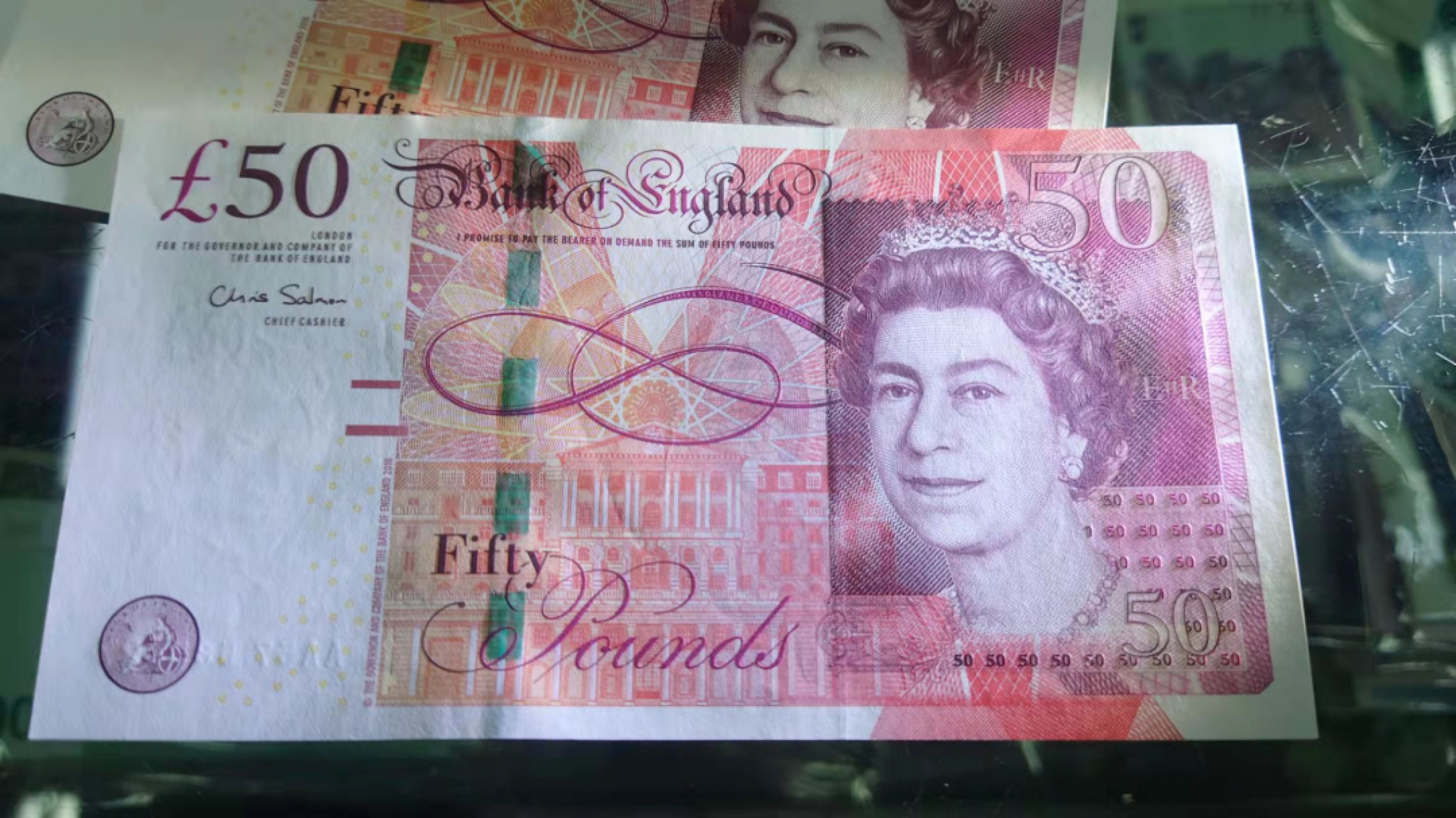 1.10晚群里有新品看下方预告群里先卖【囧羊收藏】精选微拍第44期暨2022年第一期  世界钱币精选 2010年英国F序列50镑 AA冠全程无4 全新UNC