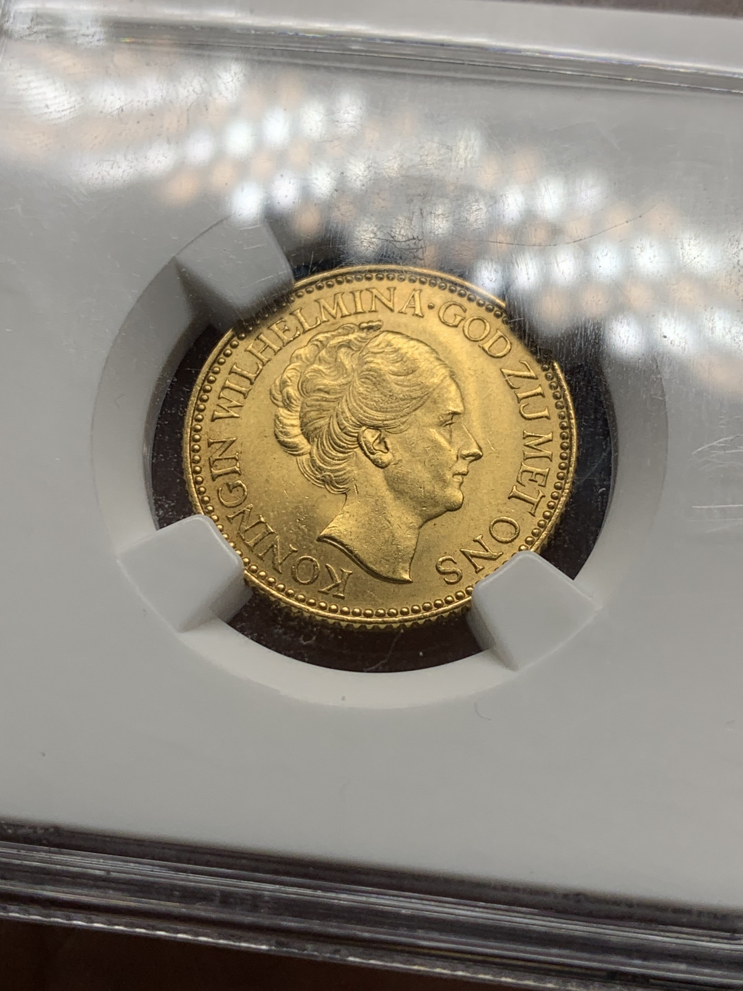 《竞宝斋》第27场-本周日，周一2场连拍（全场顺丰包邮） 1925年 荷兰威廉明娜女王10盾金币，ngc评级ms61 6.729克，90%含金量