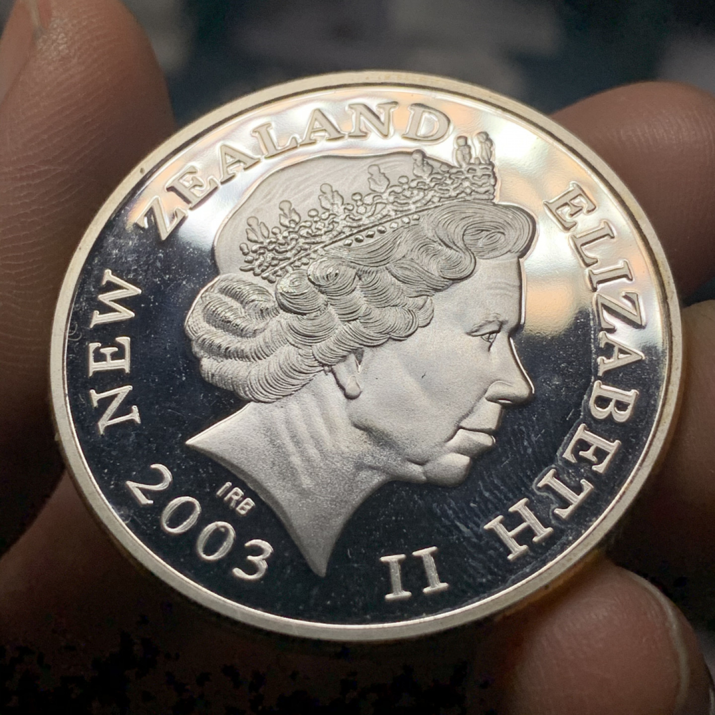 《竞宝斋》第27场-本周日，周一2场连拍（全场顺丰包邮） 新西兰 2003年 1新西兰元 指环王镀金精制纪念银币