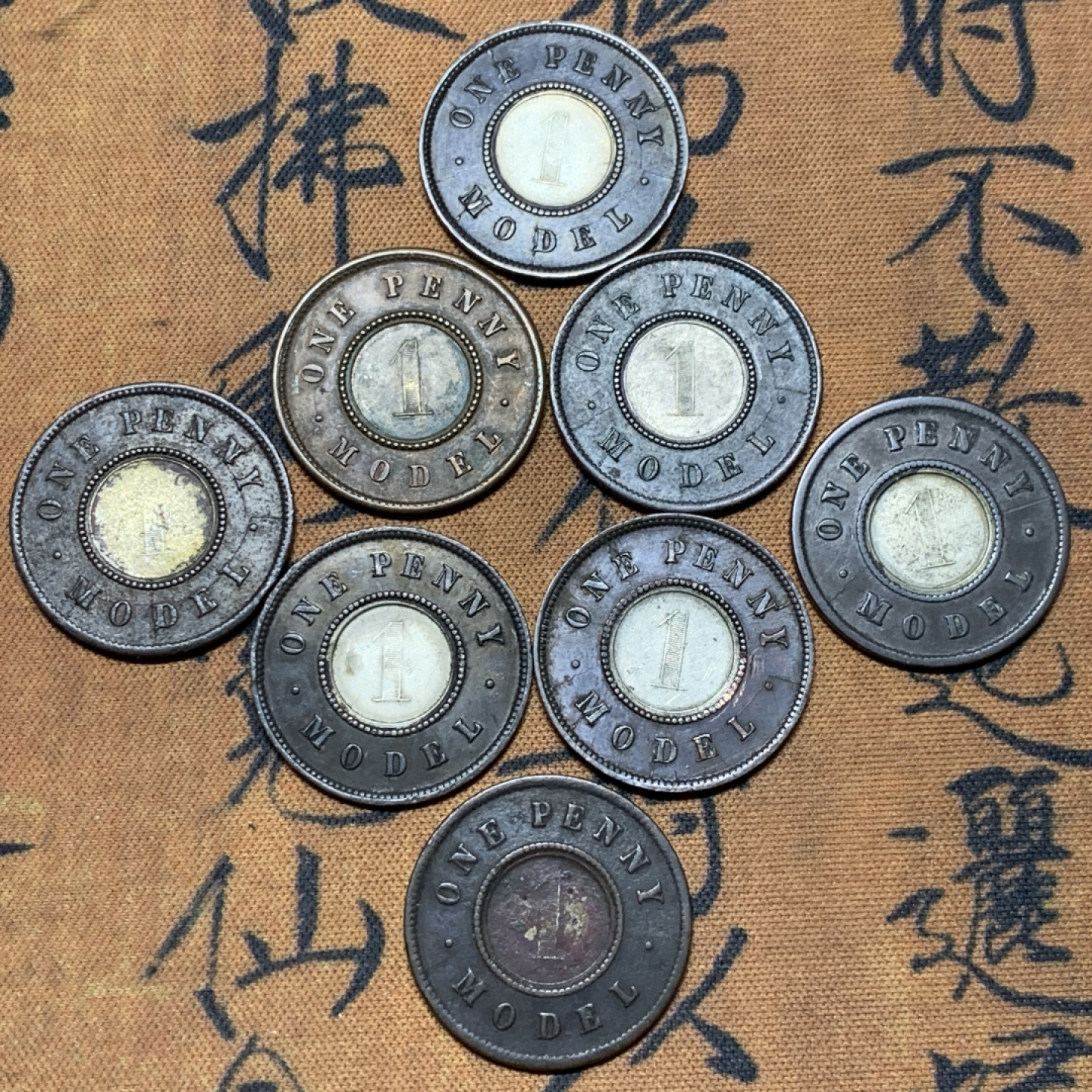 《竞宝斋》第27场-本周日，周一2场连拍（全场顺丰包邮） 英国  小维 双色便士 8枚一起  多个版本，细节很好