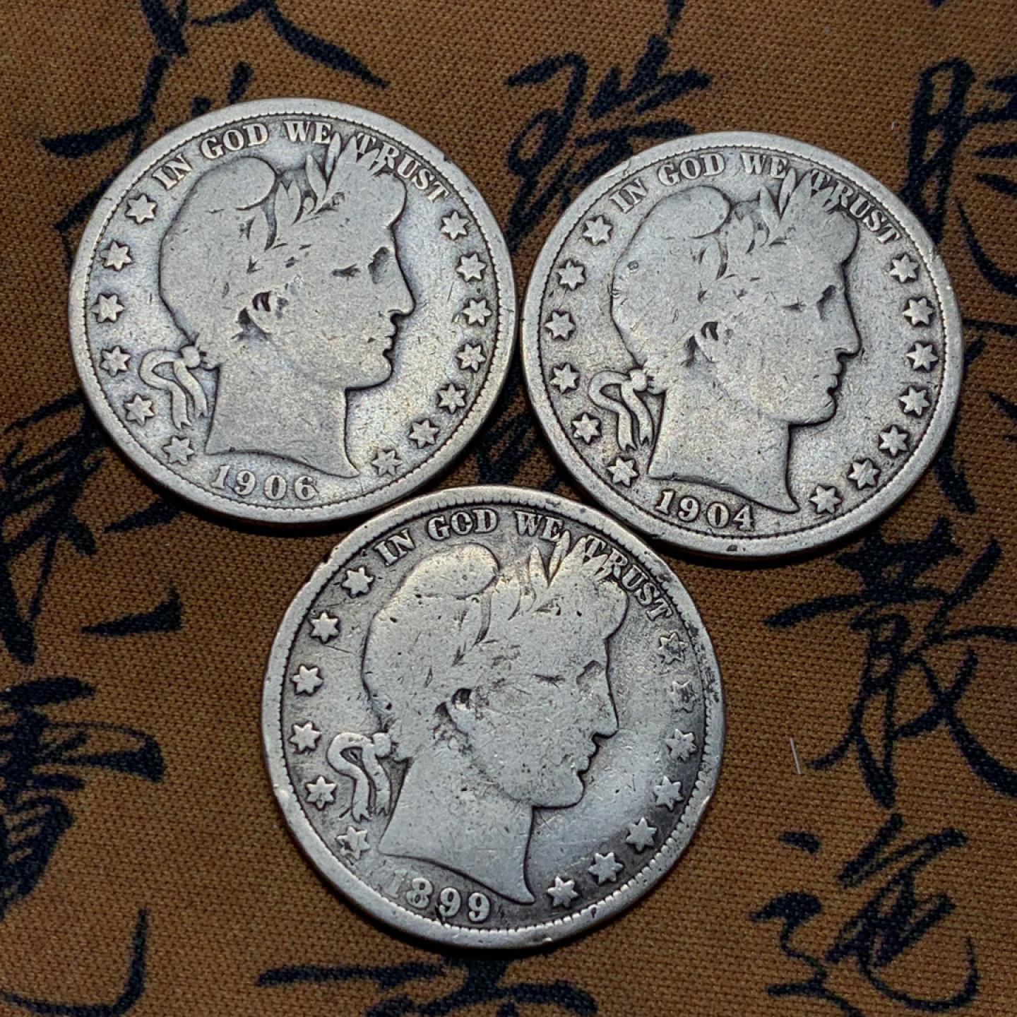 《竞宝斋》第27场-本周日，周一2场连拍（全场顺丰包邮） 美国 早期1899，1904，1906 半美元银币3枚 直径30.4mm，重量：11.8X3=35.4克