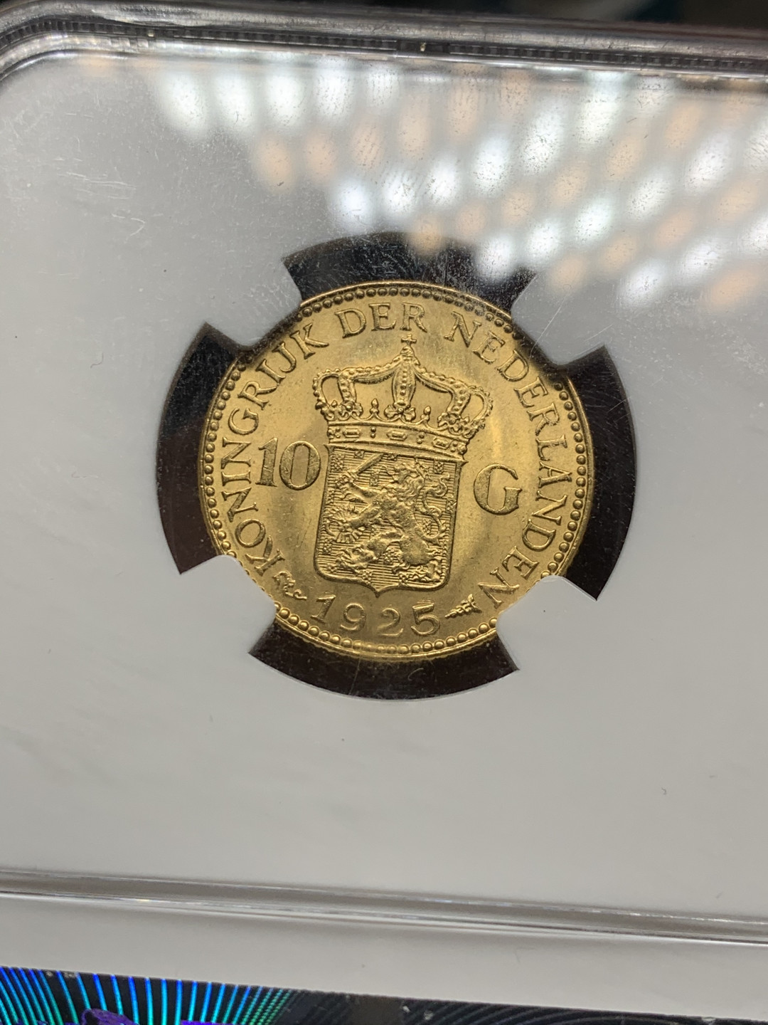 《竞宝斋》第27场-本周日，周一2场连拍（全场顺丰包邮） 1925年 荷兰威廉明娜女王10盾金币，ngc评级ms61 6.729克，90%含金量