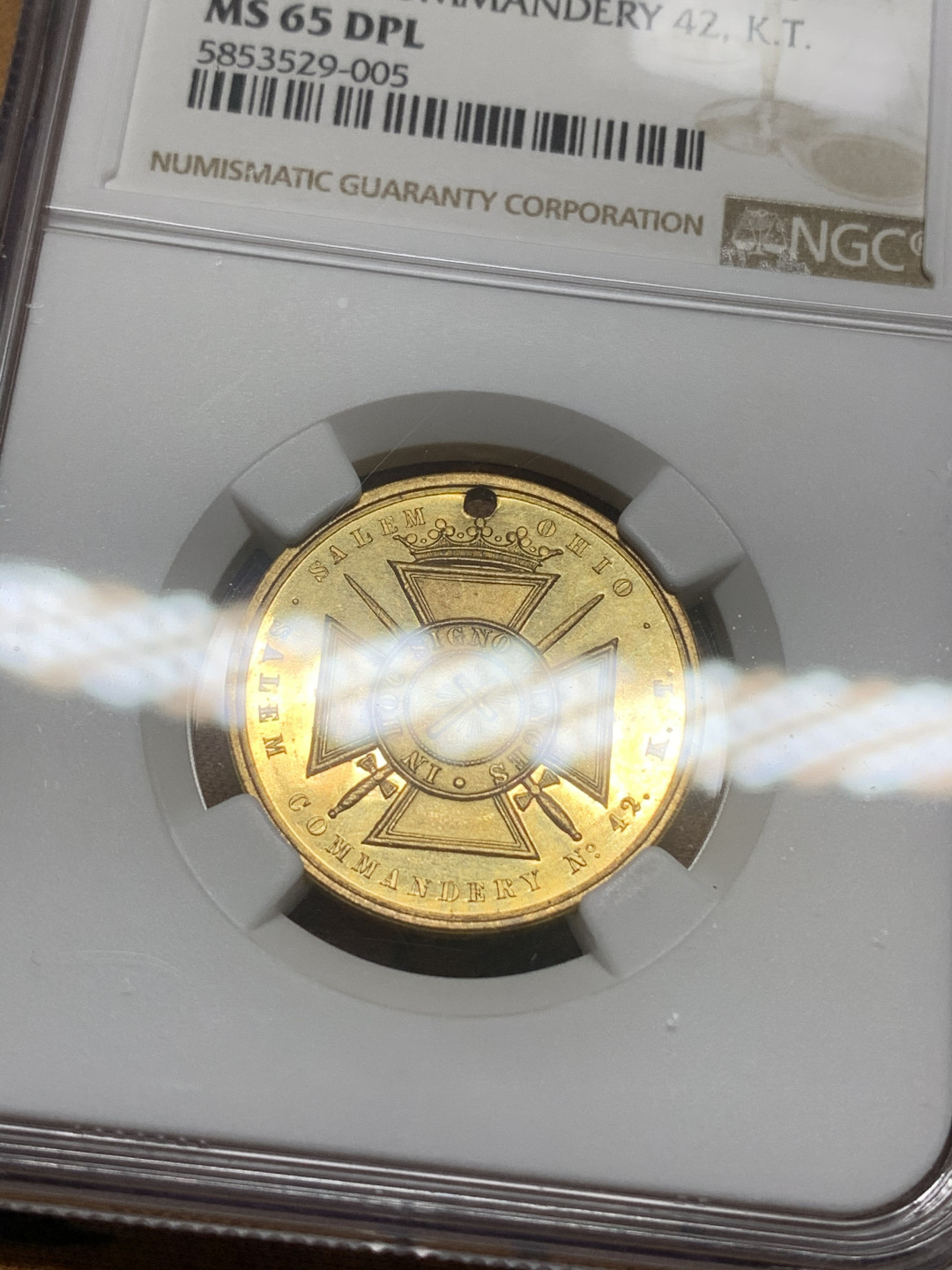 《竞宝斋》第27场-本周日，周一2场连拍（全场顺丰包邮） NGC-MS65DPL 1888年美国镀金奖章 纪念圣殿骑士团俄亥俄年度密会 高分双面小镜子 ngc给章dpl非常不容易 圣殿骑士团的历史可追溯到1119年 十字军东征时期 数据库唯一评级 极稀历史文物章