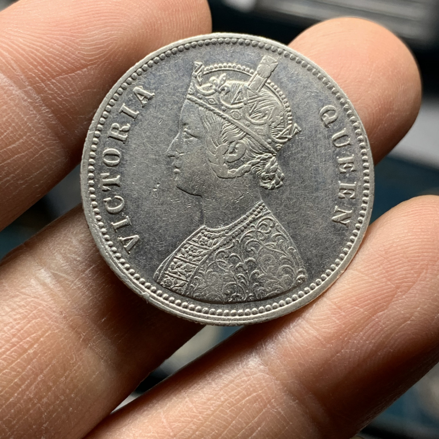 《竞宝斋》第27场-本周日，周一2场连拍（全场顺丰包邮） AU好品相 英属印度 1862年 维多利亚头像1卢比银币 中规中矩的首年1卢比，热门品种