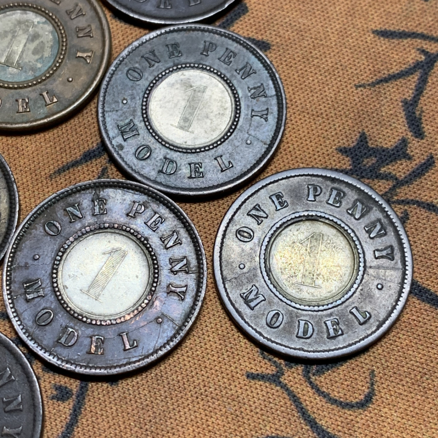 《竞宝斋》第27场-本周日，周一2场连拍（全场顺丰包邮） 英国  小维 双色便士 8枚一起  多个版本，细节很好