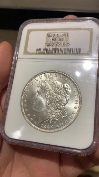 《竞宝斋》第27场-本周日，周一2场连拍（全场顺丰包邮） NGC-MS65 1888 少见O版 摩根银元 发财年 早期老盒子  更高分只有90枚， ngc参考价400刀 难得品种