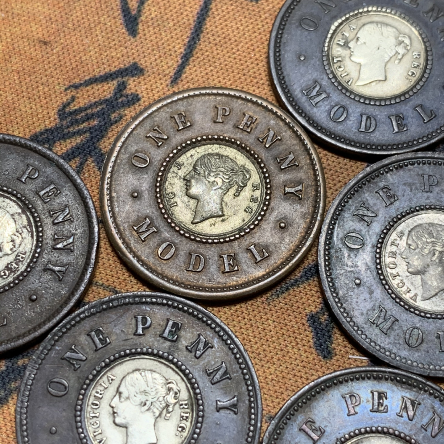 《竞宝斋》第27场-本周日，周一2场连拍（全场顺丰包邮） 英国  小维 双色便士 8枚一起  多个版本，细节很好