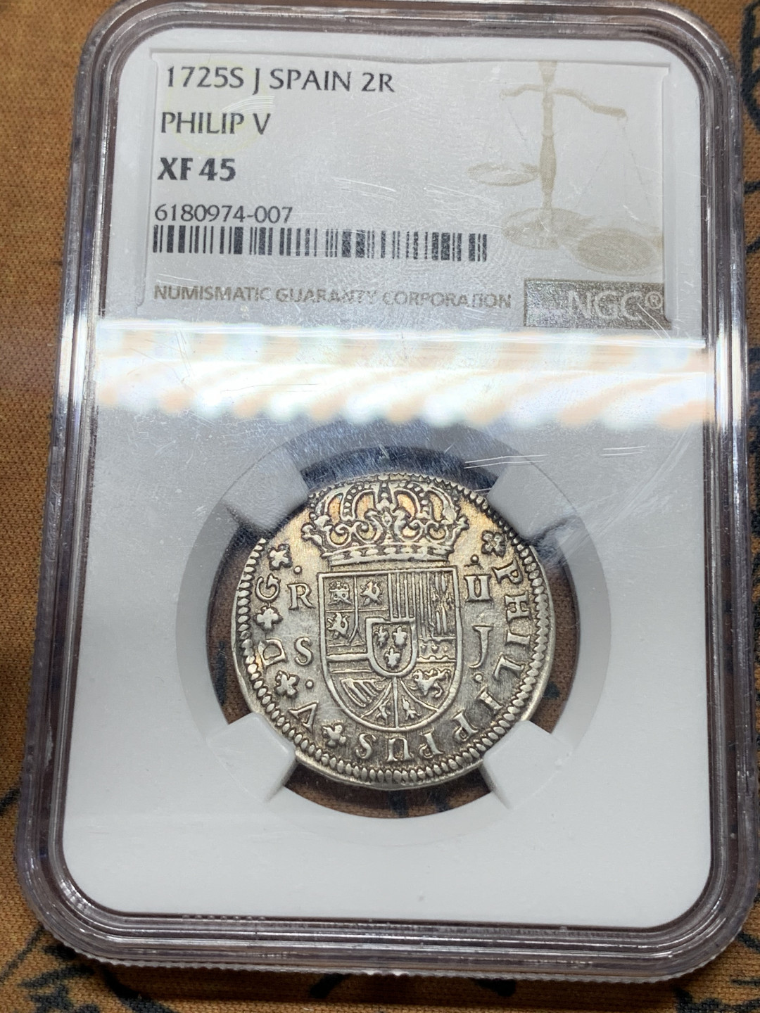 《竞宝斋》第27场-本周日，周一2场连拍（全场顺丰包邮） NGC XF45 西班牙 1725 2里亚尔 菲利普五世银币 塞维利亚厂 铸纹清晰，NGC低评AU以上级别！