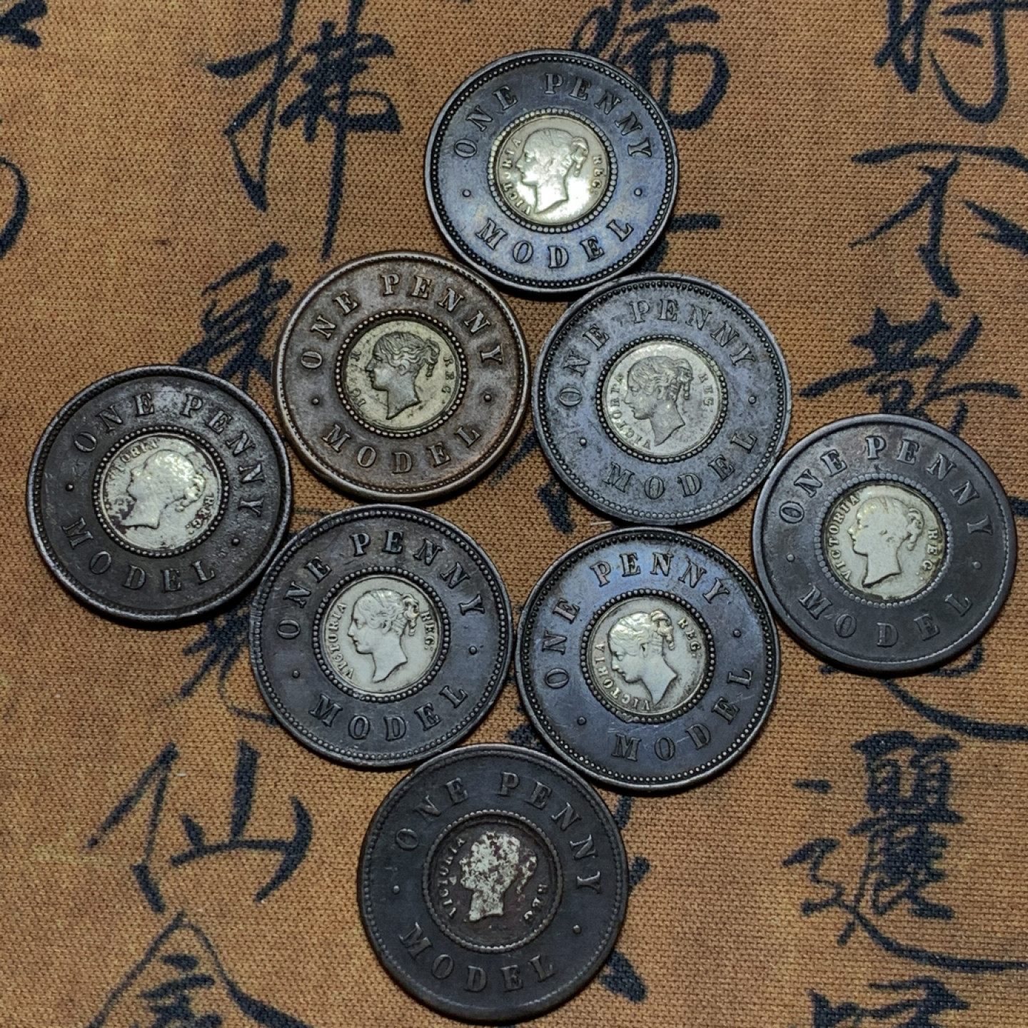 《竞宝斋》第27场-本周日，周一2场连拍（全场顺丰包邮） 英国  小维 双色便士 8枚一起  多个版本，细节很好