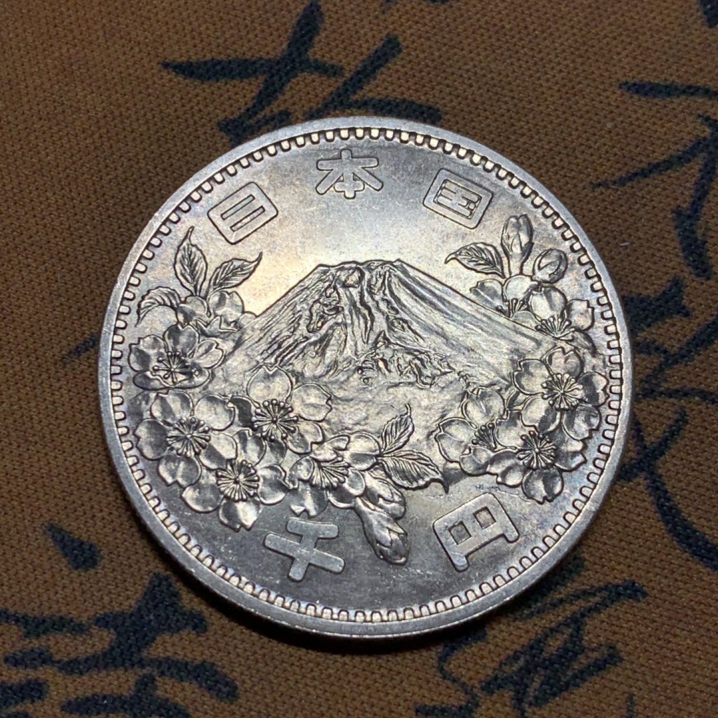 《竞宝斋》第27场-本周日，周一2场连拍（全场顺丰包邮） BU 日本 1964年 1000日元 东京奥运会银币 色调偏暗的紫灰色彩，低调古朴，底板转光强烈，精品难得！评级可出高分！