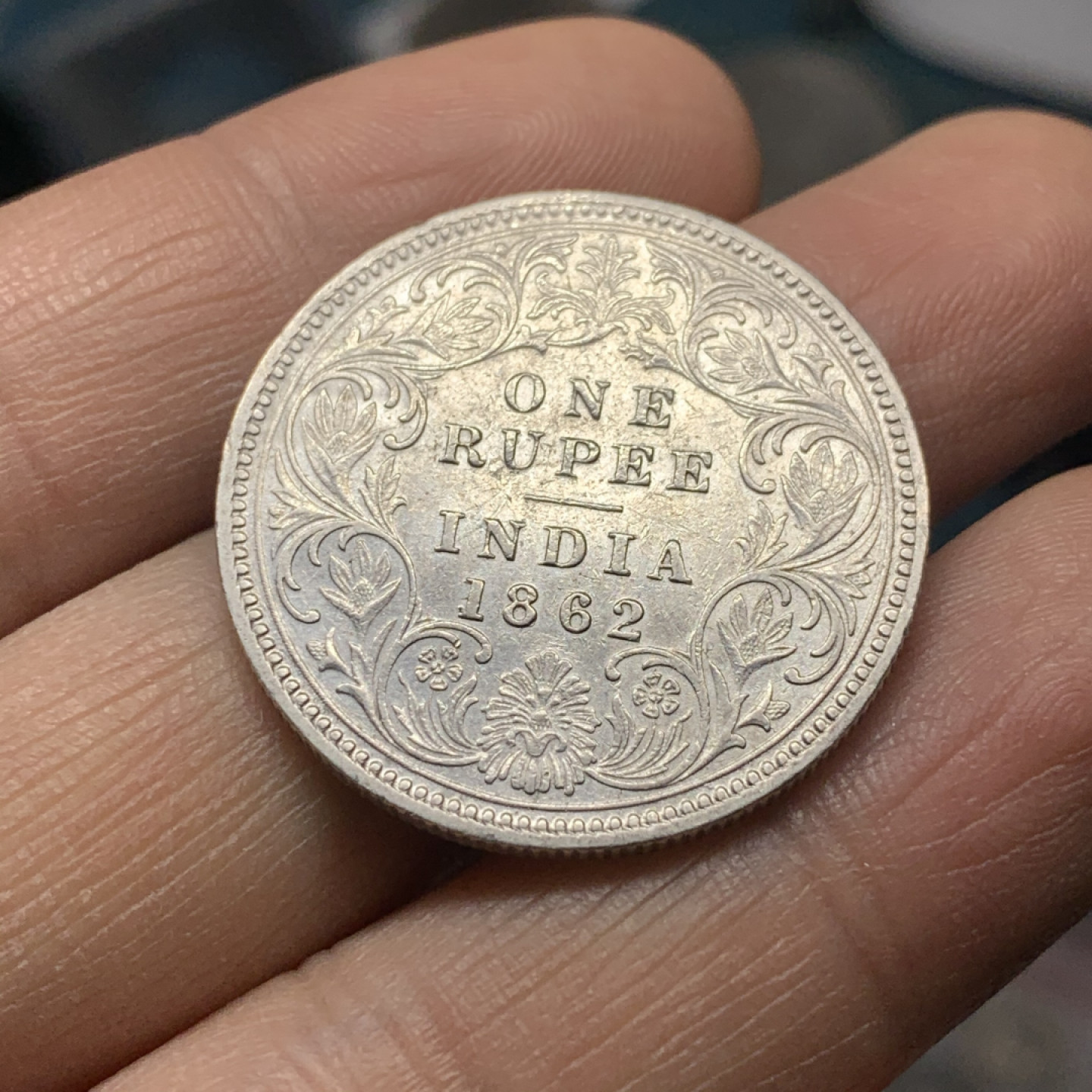 《竞宝斋》第27场-本周日，周一2场连拍（全场顺丰包邮） AU好品相 英属印度 1862年 维多利亚头像1卢比银币 中规中矩的首年1卢比，热门品种