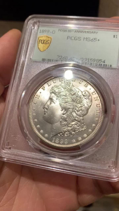 《竞宝斋》第27场-本周日，周一2场连拍（全场顺丰包邮） PCGS-MS65+ 美国 1899年 摩根银币 新奥尔良厂  35周年盒