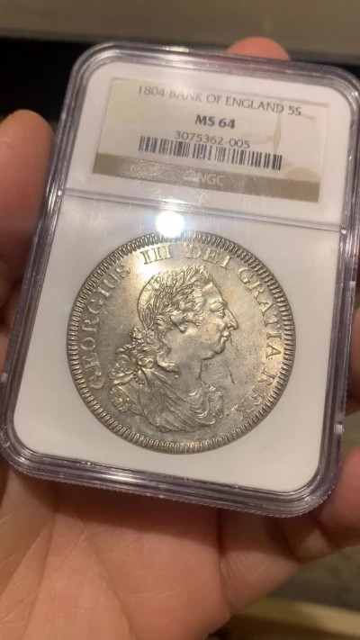 《竞宝斋》第27场-本周日，周一2场连拍（全场顺丰包邮） NGC-MS64 英国 1804年 英格兰银行5先令 银币 以西班牙双柱银币为币胚，64分一道坎很难见到！