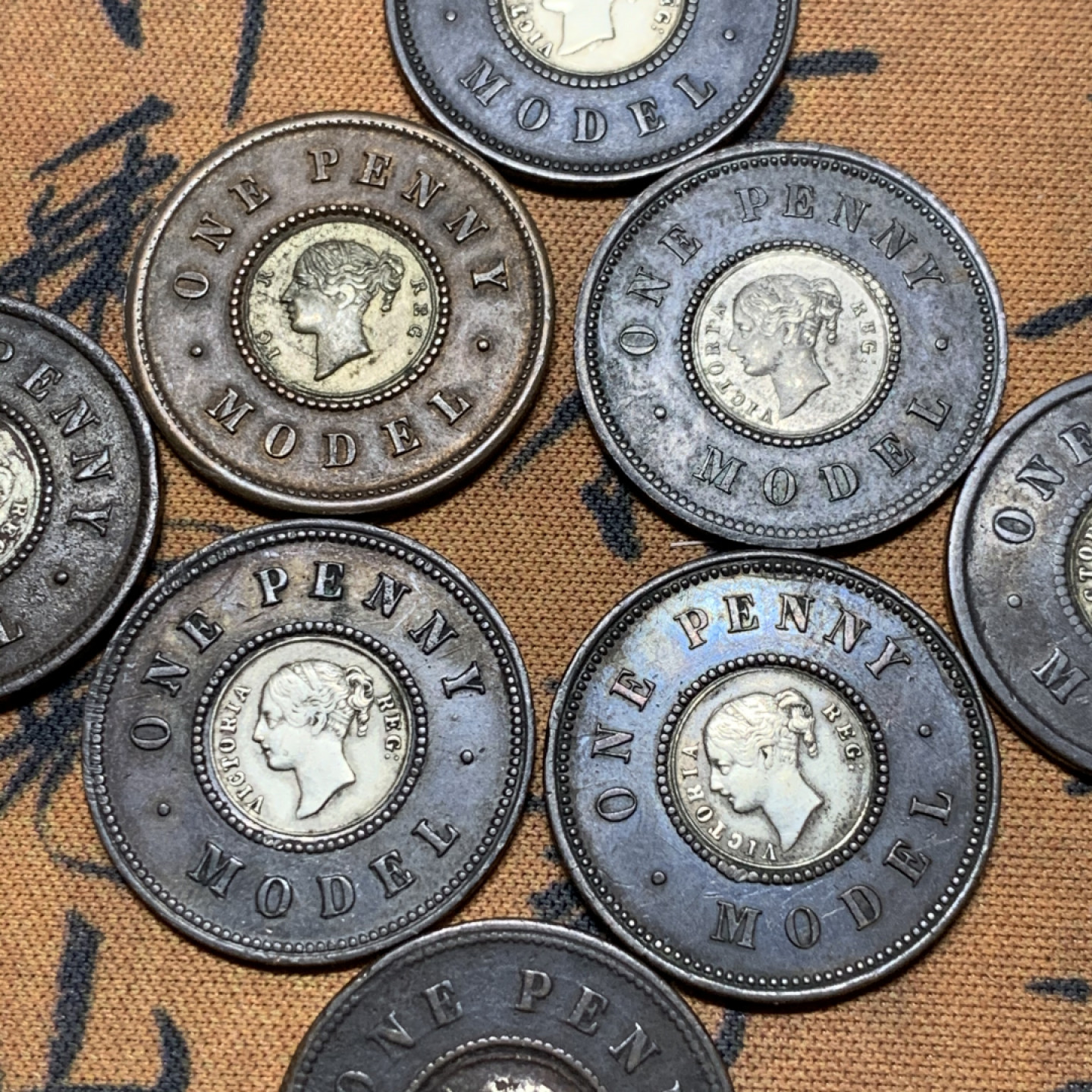 《竞宝斋》第27场-本周日，周一2场连拍（全场顺丰包邮） 英国  小维 双色便士 8枚一起  多个版本，细节很好