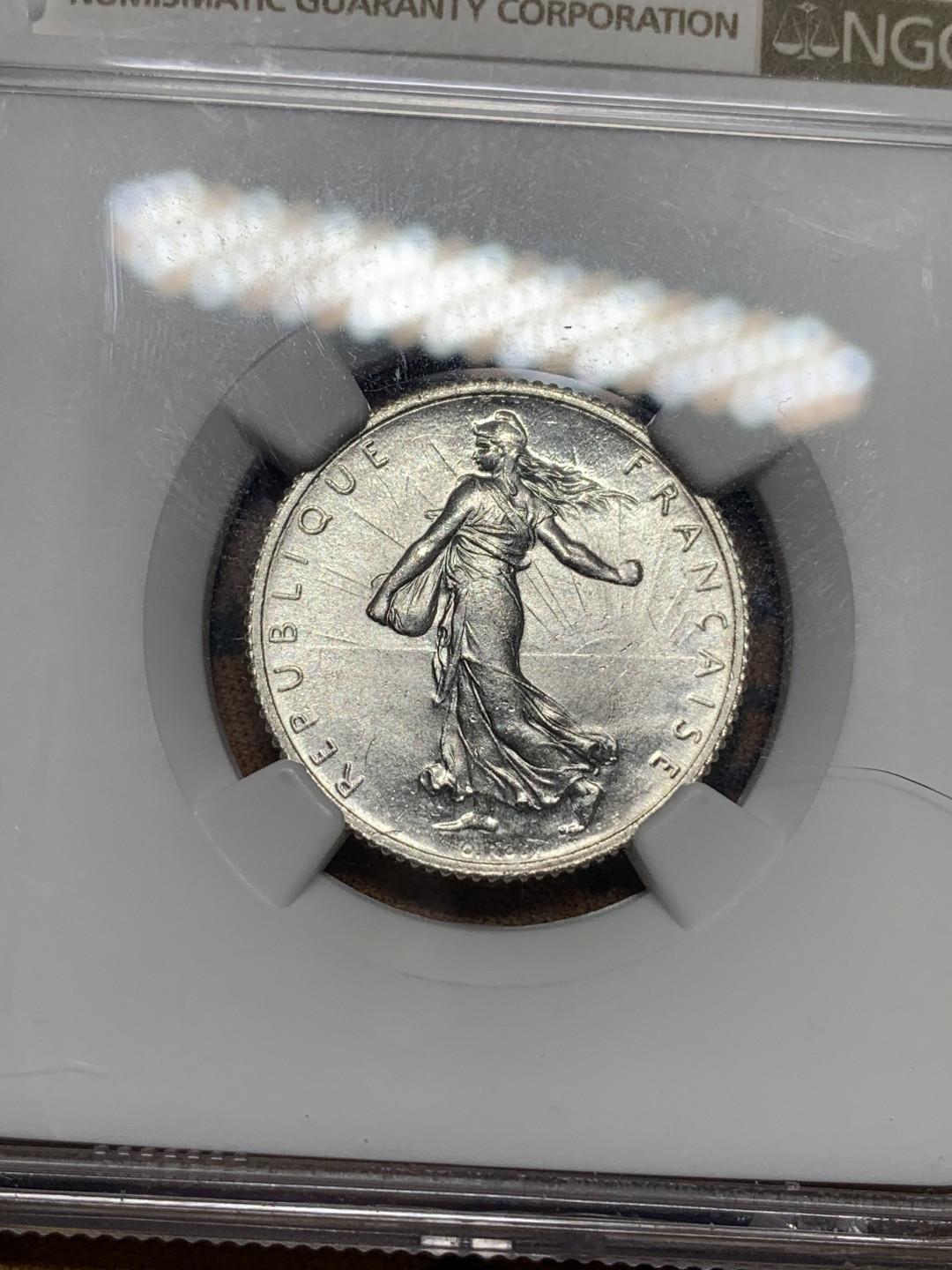 《竞宝斋》第27场-本周日，周一2场连拍（全场顺丰包邮） NGC-MS63 法国 1918年 播种1法郎